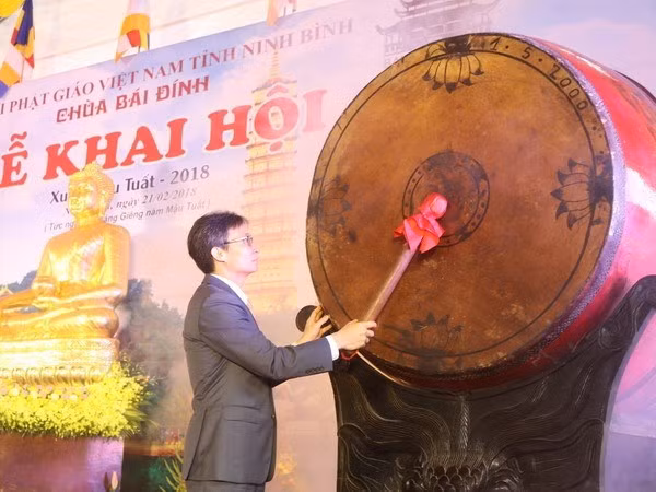 Deputy Prime Minister Vu Duc Dam beats the drum to open the Bai Dinh Pagoda festival (Source: VNA)
