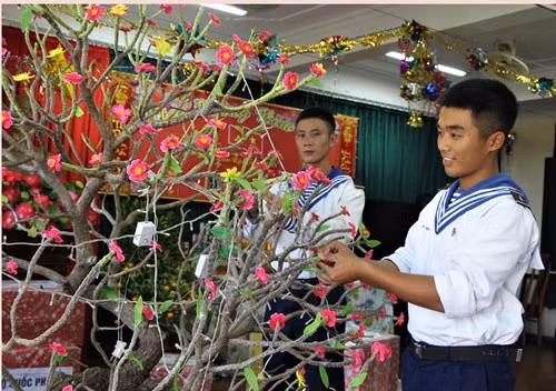 Soldiers welcome Tet.