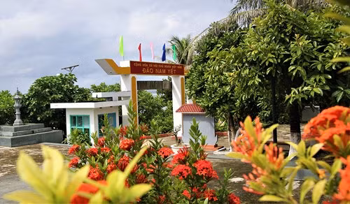 The colourful flowers on Nam Yet Island