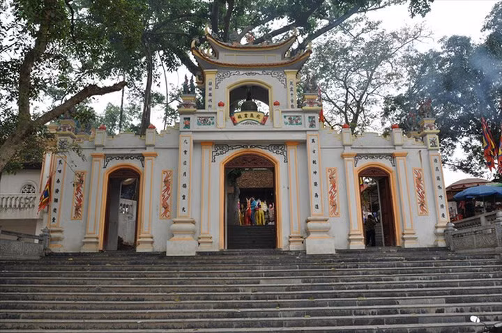 Bac Le Temple in Lang Son is an example of well-preserved ancient architecture and contains many valuable antique relics.