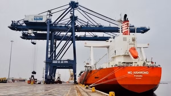 MG Hammond freighter (from Panama) docked at Cai Lan port. Font Size: | 