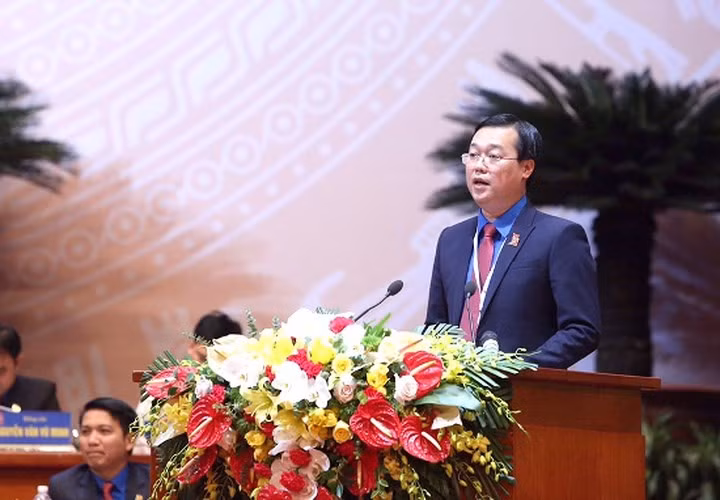 Le Quoc Phong, First Secretary of the HCYU Central Committee, summarizes the political report of the 10th HCYU central committee for submission to the 11th national congress.