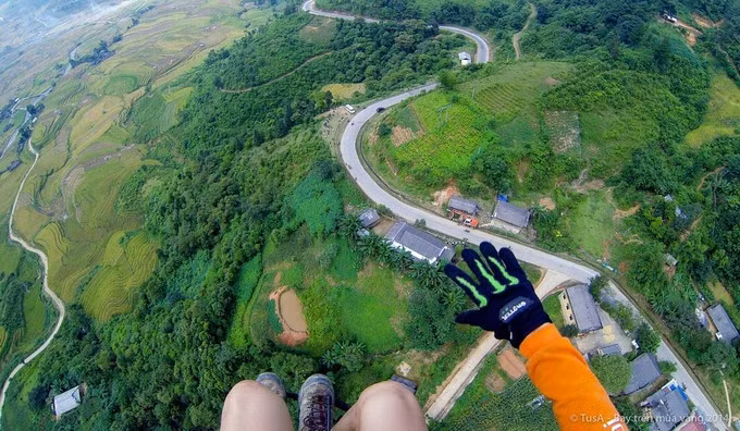  With an average price of VND500,000-600,000 for 15 minutes, paragliding has become popular with Vietnamese travelers at beaches in Vung Tau, NhaTrang,and Ha Long. However, visitors can also take to the skyin Mu Cang Chai, which is considered one of the best places for paragliding in Vietnam.