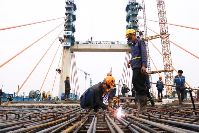 The bridge helps connect the economic triangle of Hanoi - Hai Phong - Quang Ninh, the distance from Ha Long to Hanoi is reduced from 180km to 130km and the distance from Ha Long to Hai Phong from 75km to 25km.