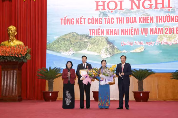 Vice President Dang Thi Ngoc Thinh congratulated Quang Ninh's leaders for their awards.