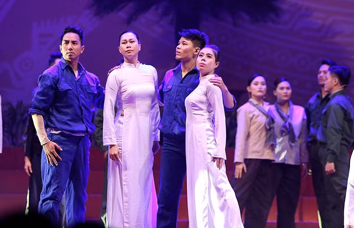 An art performance welcoming the congress