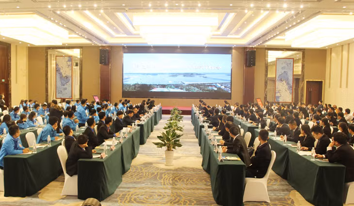 At the talk, both sides have made presentations on overview of the socio-economic development of the two provinces.