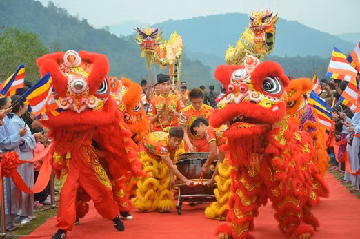 A dragon performance at the 2017 Yen Tu Spring Festival