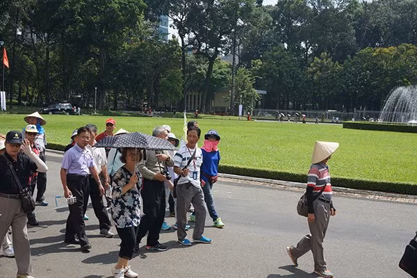 Chinese tourists visit the Reunification Palace in downtown HCMC. Tour operators have proposed immigration authorities issue visas for Chinese tourists in transit in Vietnam 