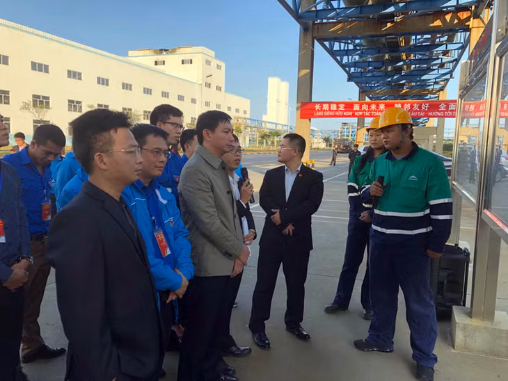 the delegation of Quang Ninh youth visited some enterprises in the city