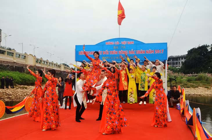 A singning performance at the fair