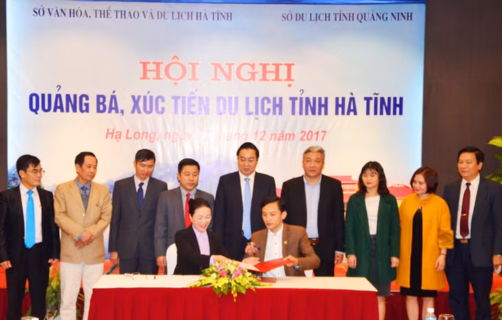 MoU on tourism development cooperation and promotion signed by representatives of tourism enterprises of Quang Ninh and Ha Tinh.