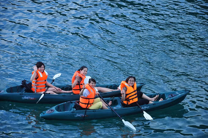 Kayaking is a popular experience for visitors to Cat Ba, Ha Long Bay, Lan Ha Bay, NhaTrang, Da Lat, and Da Nang. Visitors need to be equipped with rowing skills and obey safety regulations before taking to the water. The rental price for a kayak ranges between VND80,000 and VND200,000 per hour for a boat with one, two, or three seats.