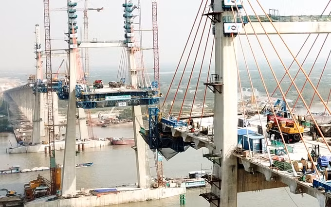 Bach Dang bridge is designed with three spans, which is similar to three letters of H, a symbol to connect three key economic cities in northern region of Hai Phong, Hanoi and Ha Long.