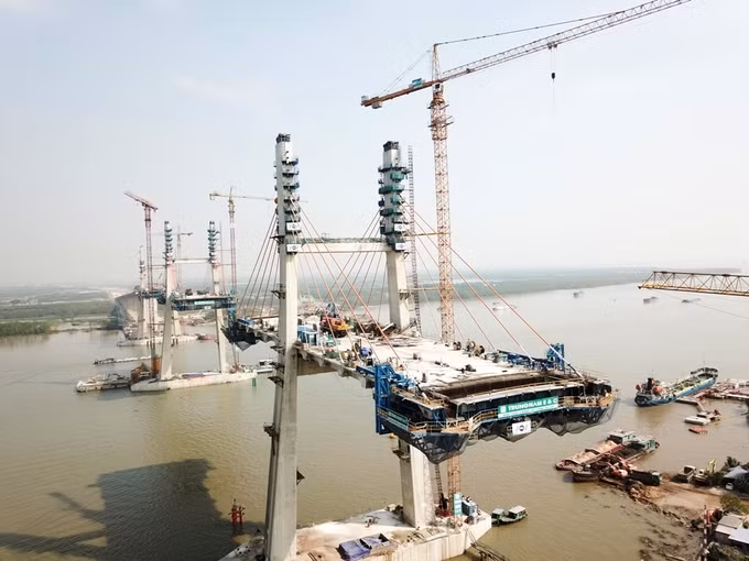 After three years of construction, the 25km long-highway project connecting Quang Ninh province’s Ha Long city and Hai Phong city was basically completed. In particular, Bach Dang bridge is being built to be put into operation in 2018.