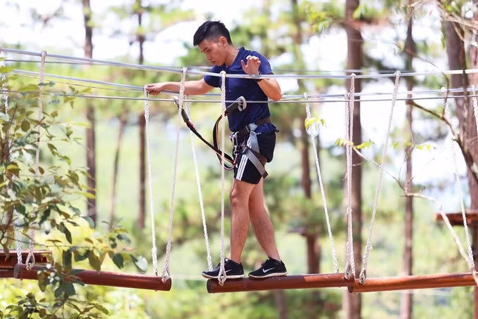 Highwire tightrope walking challenges people’s ability to keep balance while moving along a narrow wire or rope. Wire-walkers have to overcome obstacles at a relative height to the ground. The activity is usually organized in forests, mostly in Hue and Da Lat, with a ticket price of VND120,000. 