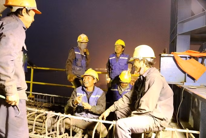 Short break for the workers on the bridge