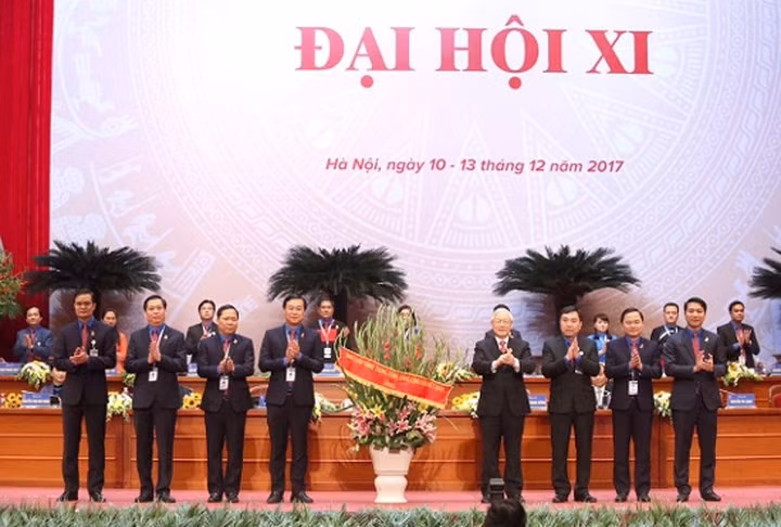 Party leader Trong offers flowers to Le Quoc Phong and members of the 10th HCYU Central Committee.