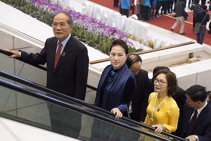Also present at the event are National Assembly (NA) Chairwoman Nguyen Thi Kim Ngan (centre) and former NA Chairman Nguyen Sinh Hung (left).