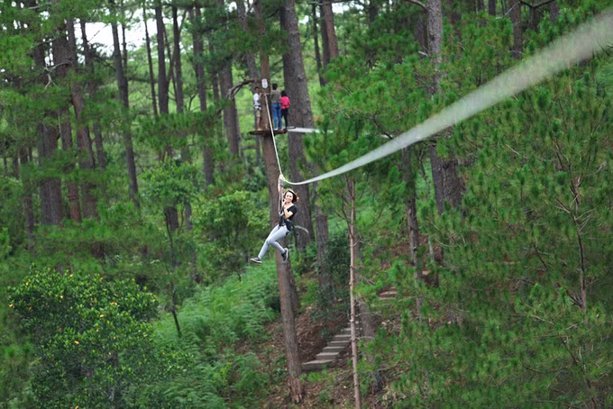 Ziplining is an outdoor activity, originating from a form of transport in high and rugged mountains. With the zipline, visitors have the chance to enjoy stunning natural landscapes while flying through the air at high speed. This past time is very popular in such localities as Lam Dong, Thua Thien Hue,and Quang Binh. 