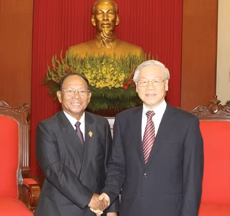 Party General Secretary Nguyen Phu Trong (right) receives President of the Cambodian National Assembly Samdech Heng Samrin yesterday in Ha Noi. — VNA/VNS Photo Tri Dung