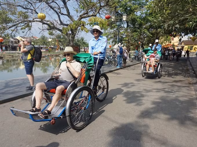 They see me rolling: Tourists visit Hoi An ancient town in the central province of Quang Nam. — VNS Photo Thu Hằng