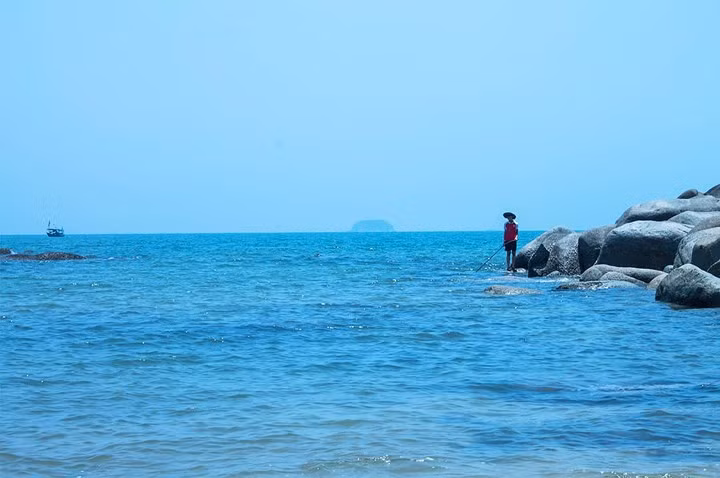  Thien Cam in Ha Tinh Province is famous for having clean, clear sea water and fresh ocean air.