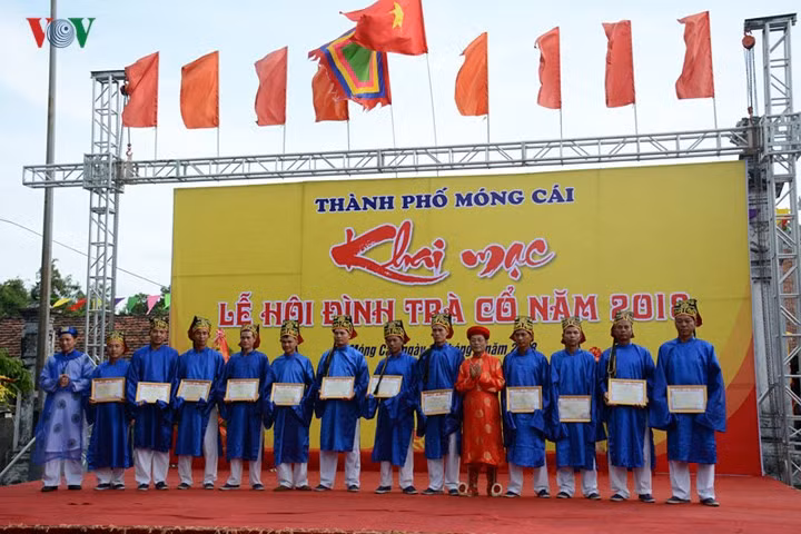 Some local people are honoured at the festival. They are elderly, strong, hard-workers who serve as examples of good families.