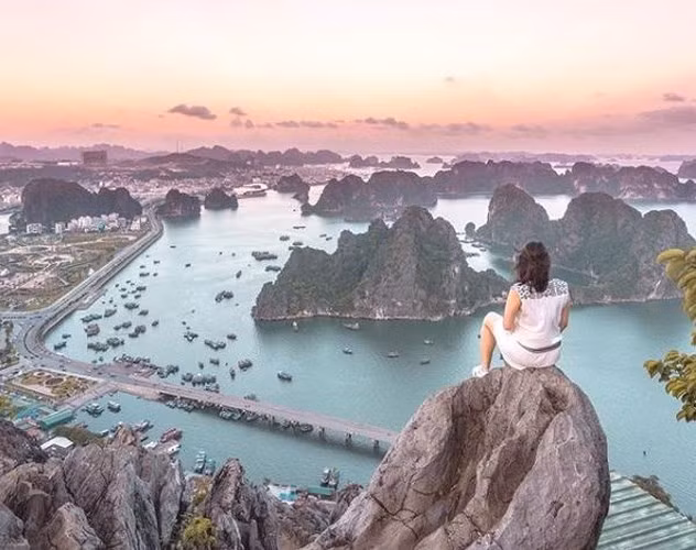  Halong City in Quang Ninh Province has a majestic landscape tourists should not miss this summer.