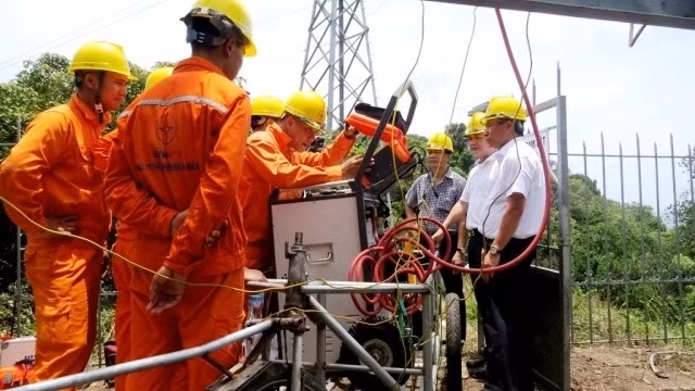 Electricians use devices to detect the damage. (Photo: NDO/Quang Tho)