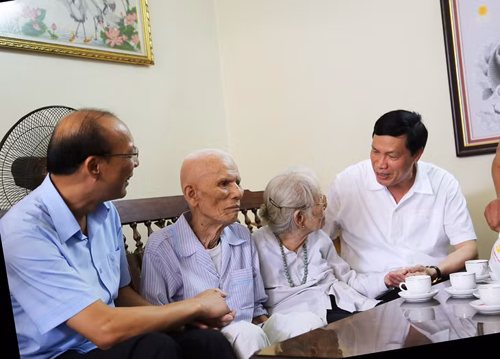 Quang Ninh’s Chairman Nguyen Duc Long visited family of Vietnamese heroic mother Tran Thi Mui in Quang Yen Ward 