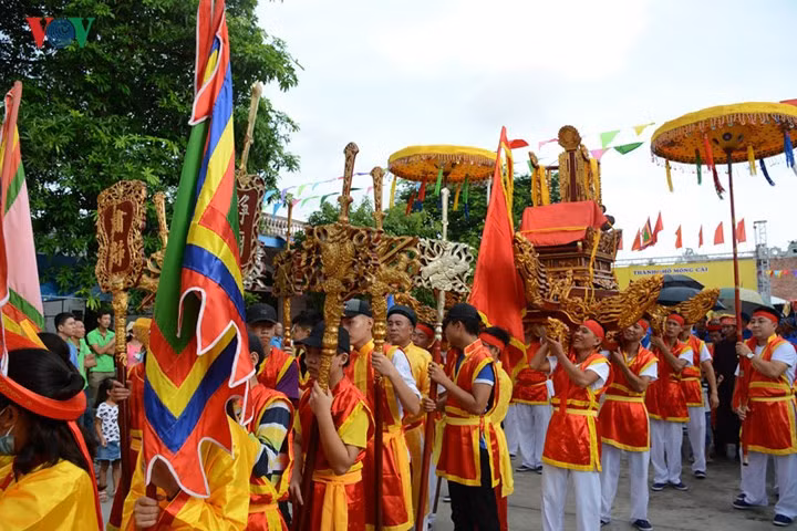  A ritual procession passes through the streets of Mong Cai City and winds up at Tra Co Communal House.