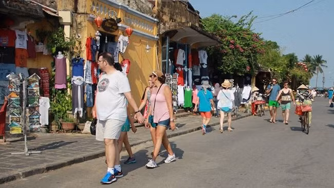 Foreign tourists in the ancient town of Hoi An