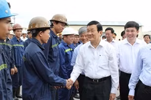 State President Truong Tan Sang meets with workers in Quang Ninh, May 6, 2012 - Photo: VOV