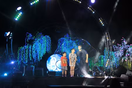 Children were excited with the fairy tale–like bubble performance of Fan Yang. — Photo Syrena Viet Nam