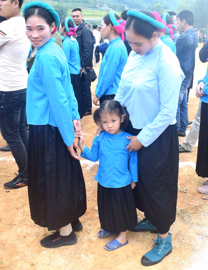 A little girl enjoyed the festival with her mother.