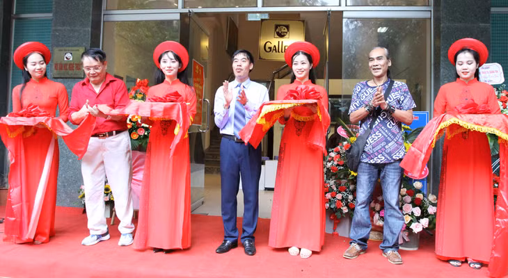 The exhibition was held in celebration of the success of the 15th provincial Party Congress.