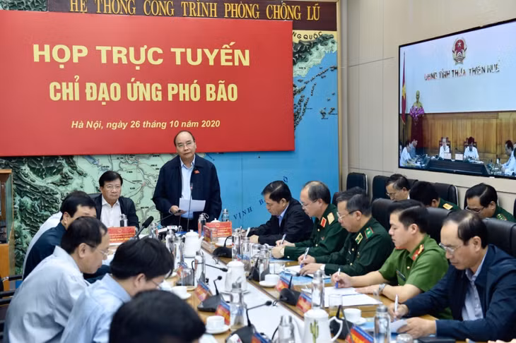 Chairing an urgent meeting on October 26, PM Nguyen Xuan Phuc says top priority is given to evacuating people from low-lying and flood-prone areas. (Photo: VGP).