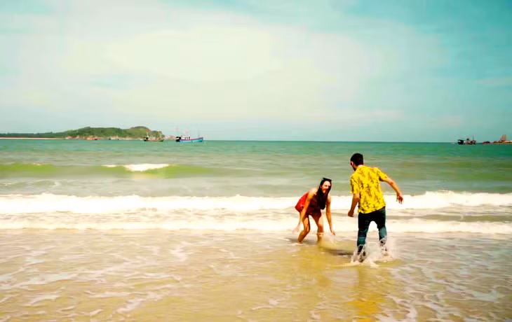 Visitors become absorbed by the fantastic scenary.