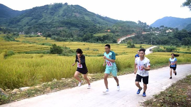 A new competition category named “Running through yellow fields” took place at Khe Ngan hamlet in Dai Duc commune.