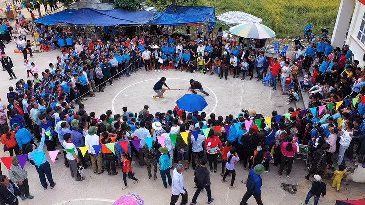 During the week, highlights include traditional music performances, traditional costume shows, photo and painting exhibitions, boat racing, folk games, a trade fair on local products, etc.
