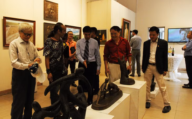Coal statues are drawing the attention of various viewers.