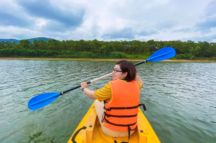 Tourists can rent boats from locals to paddle to the lake’s two islands.