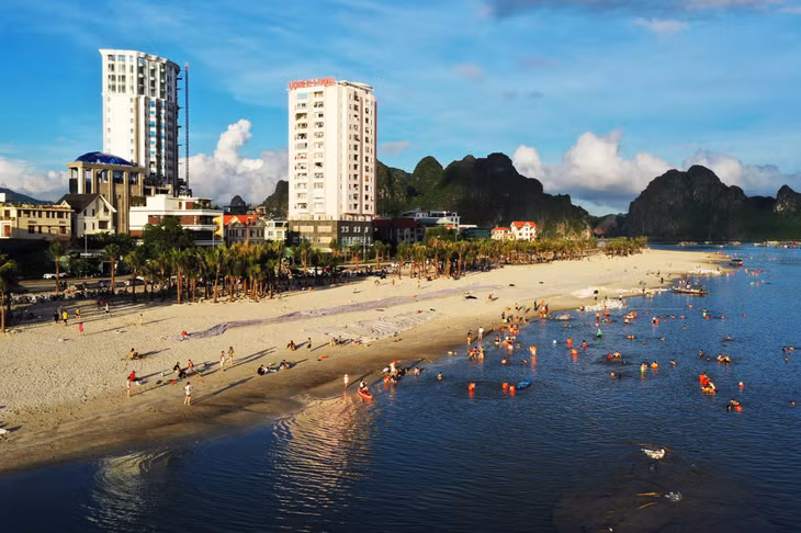 Situated at the end of Tran Quoc Nghien coastal road at Hong Ha ward in Ha Long city, Hon Gai beach is designed to be 900 meters in length and 160 meters in width.