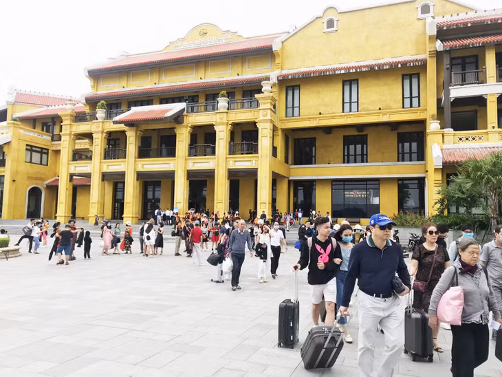 Quang Ninh greeted more than 16,800 travellers last Saturday and Sunday.