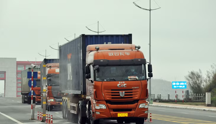 there have been 5 consignments imported and exported via Bac Luan Bridge II after the customs clearance resume. 