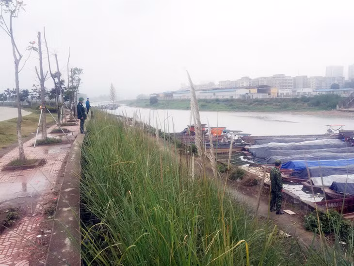 Border Checkpoint Km2 works with police and militia in Ka Long Ward, Mong Cai City to organize border patrols 