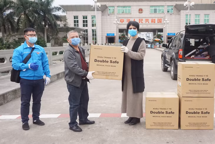 QMG) presented 10,000 medical face masks to Guangxi Radio and Television Broadcasting Station and Guangxi Daily Media Group