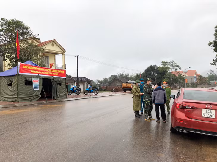 Po Hen Border Post’s soldiers in coordination with functional forces inspect people and vehicles going through the quarantine checkpoint which is sandwiched between Quang Duc Commune (Hai Ha District) and Hai Son Commune (Mong Cai City)