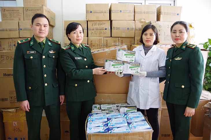 The provincial border defense force handed 30,000 face masks over to the Department of Health 